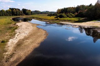 FOTO: Sucho na Lipně. Vltava se vrací do koryta, kterým tekla před 70 lety - Novinky
